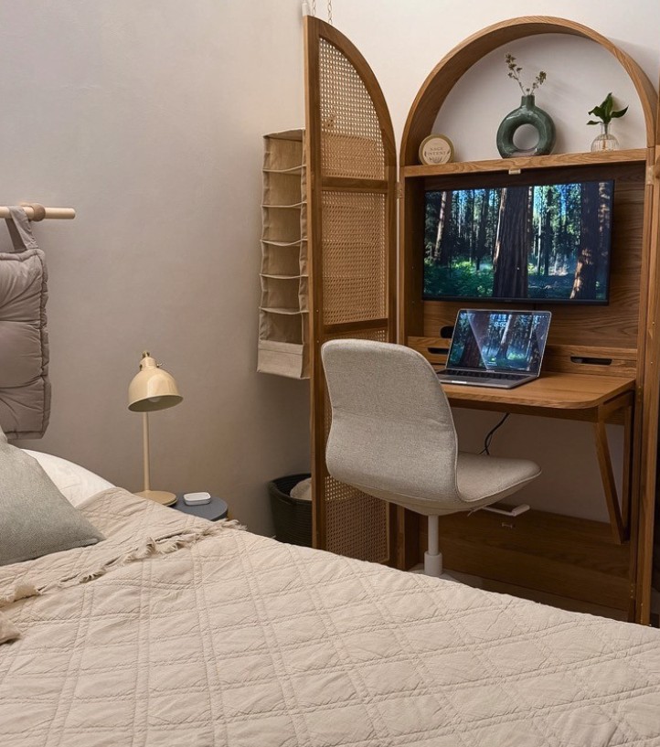 Pracovní koutek s monitorem a ergonomickou židlí